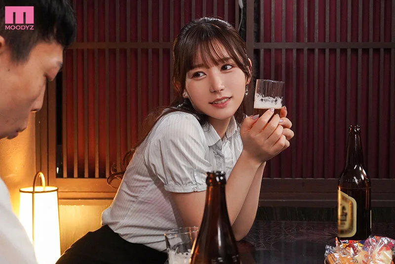 出張先で僕をダメにするキス魔な後輩女子と涎ダラダラ相部屋NTR 呼吸を奪われ接吻スパイダー騎乗位で唾液まみれ溺れイキ 五日市芽依
